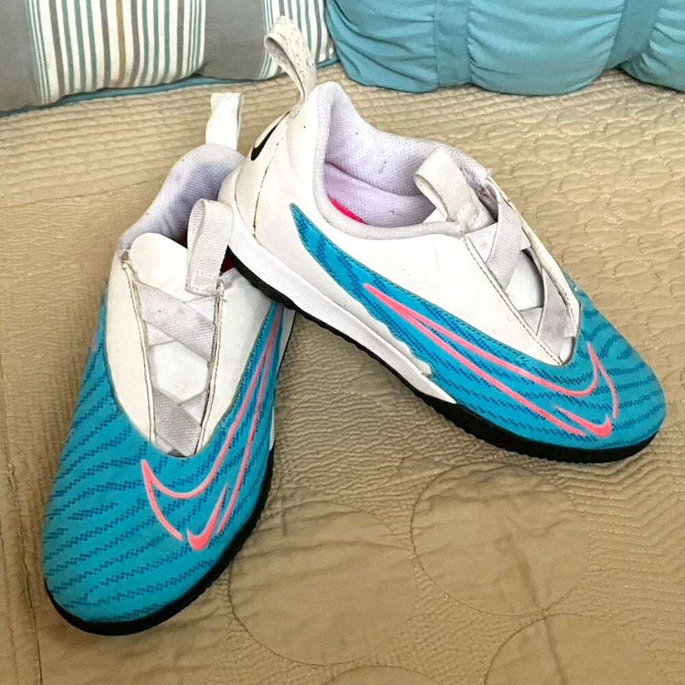 Sz 3.5 Girls Nike Phantom GX Soccer Shoes / Cleats for indoor or turf